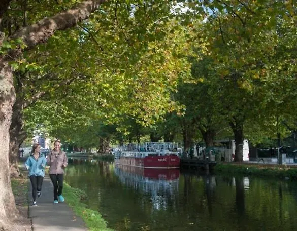 Homestay Canal Side *